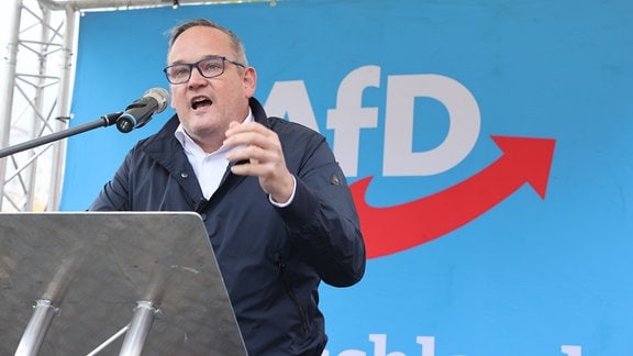 Martin Reichardt, AfD-Vorsitzender in Sachsen-Anhalt, spricht bei einer Demonstration unter dem Motto: "Der Osten steht zusammen" vor der Thüringer Staatskanzlei. 