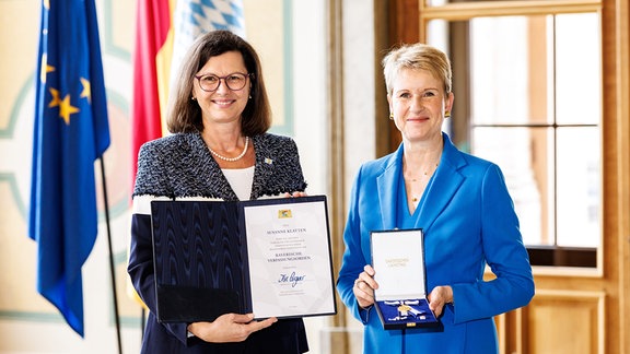 Mai 2023: Bayerns Landtagspräsidentin Ilse Aigner (CSU) verleiht BMW-Haupteignerin Susanne Klatten den Verfassungsordens des Landes.
