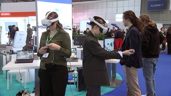 Menschen tragen VR-Brillen