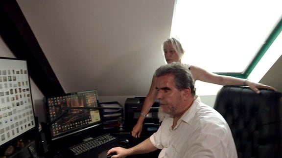 Ein Mann und eine Frau vor einem Computer