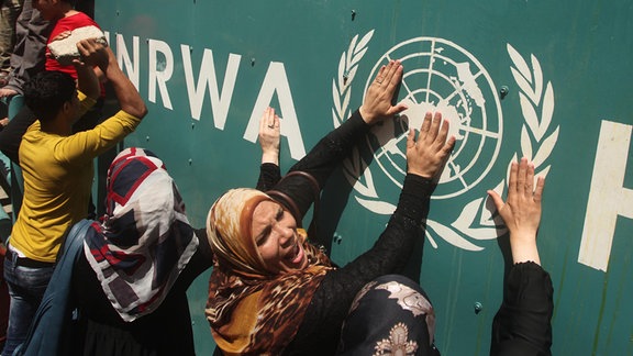 Palästinensische Anhänger*innen der Volksfront für die Befreiung Palästinas (PFLP) nehmen an einem Protest gegen die Kürzung von Bildungsprogrammen des UNRWA teil.