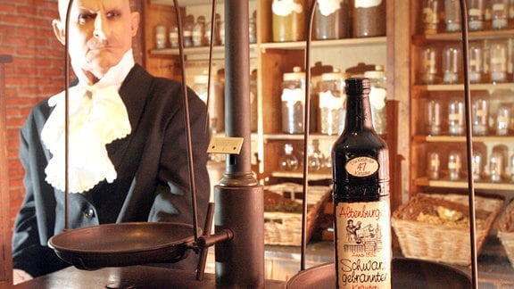 Die Figur eines historischen Apothekers in einer Szene des neuen Schnaps-Museums der Altenburger Destillerie und Liqueurfabrik