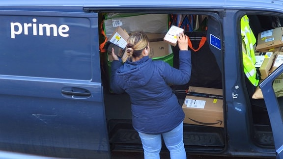 Amazon Paketfahrerin bei der Auslieferung