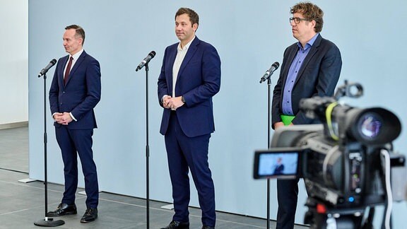 Volker Wissing (FDP), Lars Klingbeil (SPD) und Michael Kellner (Bündnis90/Die Grünen) beim Pressestatement 