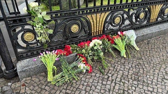 Blumen liegen am Zaun der Russischen Botschaft, die nach dem Anschlag in Moskau dort abgelegt wurden