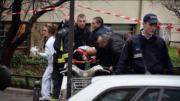 Anschlag auf das Redaktionsgebäude der französischen Satirezeitschrift Charlie Hebdo in Paris. Verletze des Anschlages werden von Ärzten versorgt.
