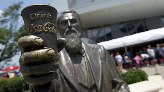 Statue von John Stith Pemberton, Erfinder der Coca-Cola, vor dem Museum "World of Coca-Cola" in Atlanta.