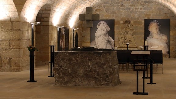 Ausstellung »Stronger than Bombs« in der Unterkirche der Frauenkirche Dresden. Blick über den Altar hin zu zwei Aufnahmen notdürftig geschützter Kunstschätze