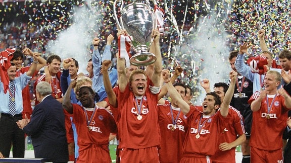 Teamjubel mit Pokal vom FC Bayern München, 2001.