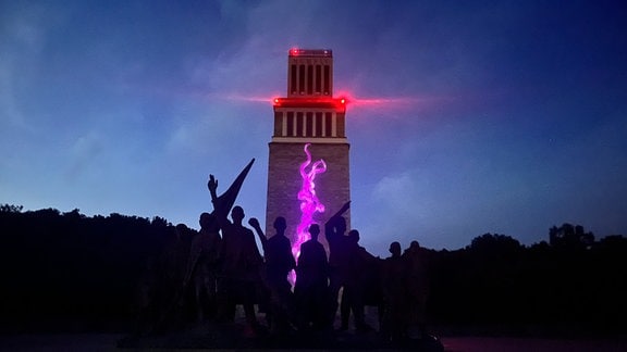 Genius Loci-Festival Weimar: farbig beleuchtetes Denkmal am Ettersberg