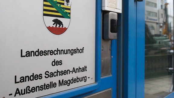 Schriftzug und Logo am Eingang zum Landesrechnungshof des Landes Sachsen Anhalt, Aussenstelle in Magdeburg 