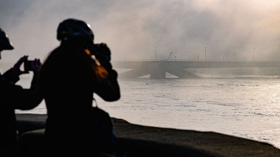 Die Hochwasser führende Elbe fließt an der teileingestürzten Carolabrücke entlang. 