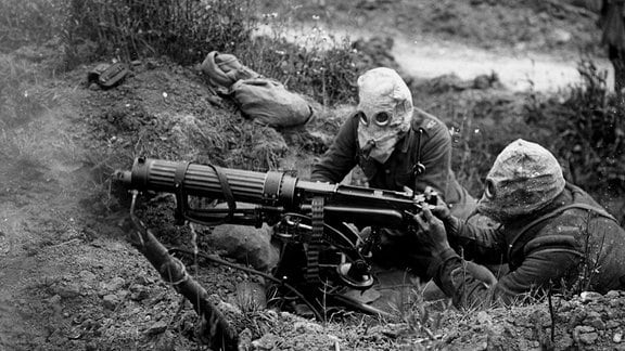 Soldaten in Atemschutzmasten bei der Schlacht an der Somme