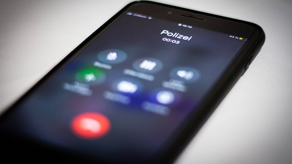 Telefonanruf der Polizei auf einem Smartphone