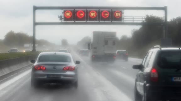 Geschwindigkeitsbeschränkung auf 100 Km/h bei schlechtem Wetter durch ein dynamisches Verkehrszeichen