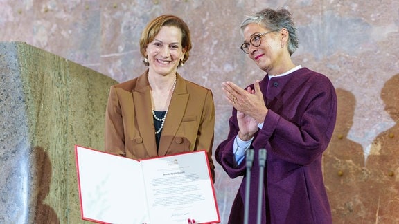 Verleihung des Friedenspreises des Buchhandels an Anne Applebaum: Karin Schmidt-Friderichs, Vorsteherin des Börsenvereins des Deutschen Buchhandels rechts, übergibt die Auszeichnung.