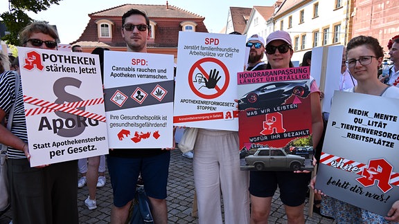 Protestkundgebungen der Apotheken vor der Thüringer Staatskanzlei in Erfurt