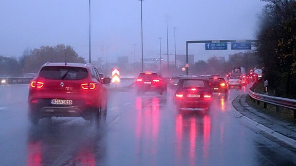 Autos fahren bei Regen und Nebel auf der Autobahn