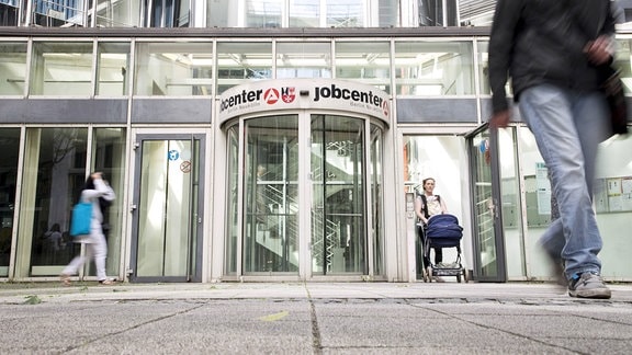 Menschen am Eingang eines Jobcenters