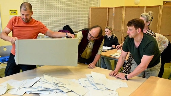 In Leipzig hat die Auszählung der Wahlzettel in den Wahllokalen begonnen