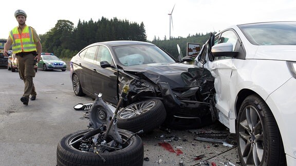 Zwei beschädigte Autos nach einem Unfall