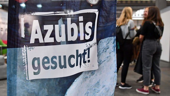 «Azubis gesucht» steht auf einem Banner bei der Berufsorientierungsmesse «Forum Berufsstart». 