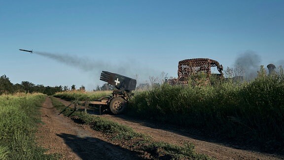 Ukrainische Soldaten feuern ein Mini-Mehrfachraketen-System auf die russische Stellung an der Frontlinie in der Nähe von Bachmut ab