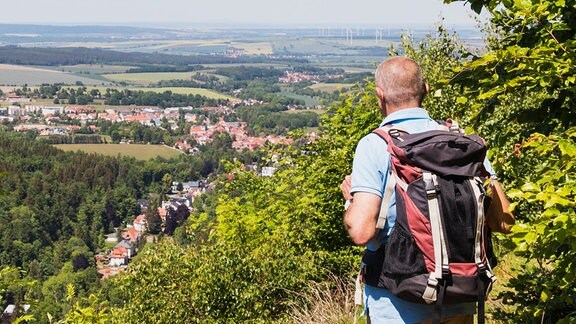 Ein Wanderer bewundert Bad Tabarz die Aussicht auf die Stadt im Thüringer Wald