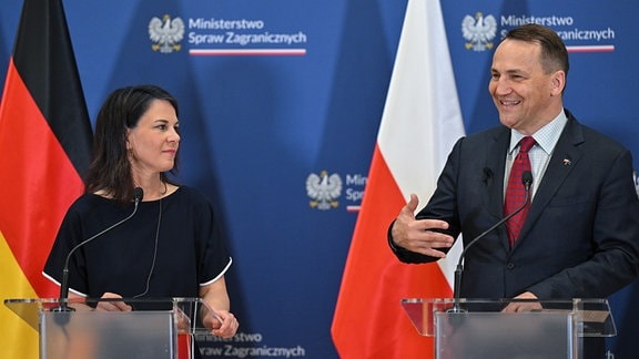 Annalena Baerbock (Bündnis 90/Die Grünen), Bundesaußenministerin, und Radoslaw Sikorski, Außenminister von Polen, nehmen an einer Pressekonferenz zum 20. Jahrestag des EU-Beitritts von Polen teil.