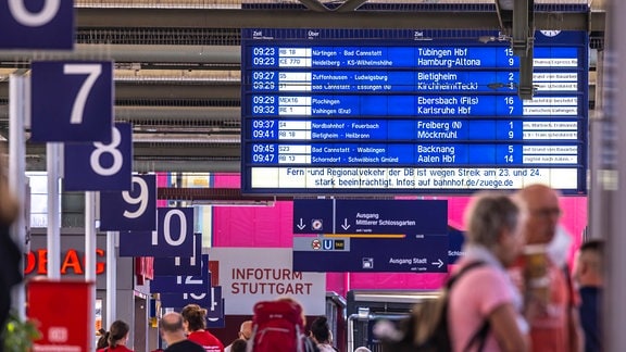  Zweiter Streik der GDL Lokführer innerhalb weniger Tage. Infotafel im Hauptbahnhof Stuttgart. Auf Kunden der Deutschen Bahn kommen Streiktage mit Zugausfällen und Verspätungen zu. 