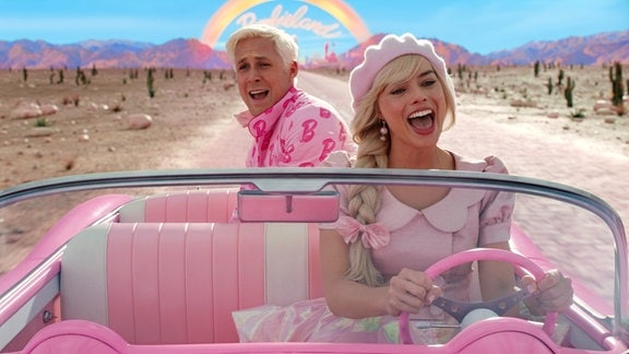 Ryan Gosling als Ken and Margot Robbie als Barbie in einer Szene der Films "Barbie"