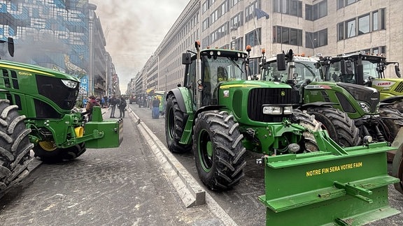 Landwirte blockieren mit ihren Traktoren eine Straße