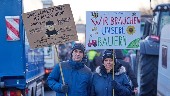 Transparente mit der Aufschrift „Ohne Landwirtschaft ist alles doof“ und „Wir brauchen unsere Bauern“ sind bei einem Bauernprotest auf der Straße des 17. Juni vor dem Brandenburger Tor zu sehen.