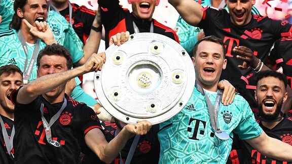 Die Spieler des FC Bayern München jubeln mit der Meisterschale