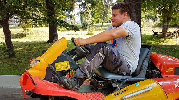 Tobias Jesko mäht den Rasen in einer Behindertenwerkstatt.