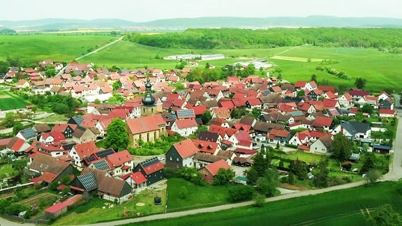 Ein Dorf aus der Luft gefilmt