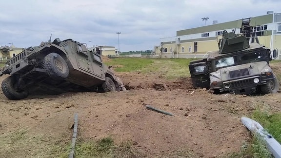 Ausgebrannte russische gepanzerte Fahrzeuge in Belgorod