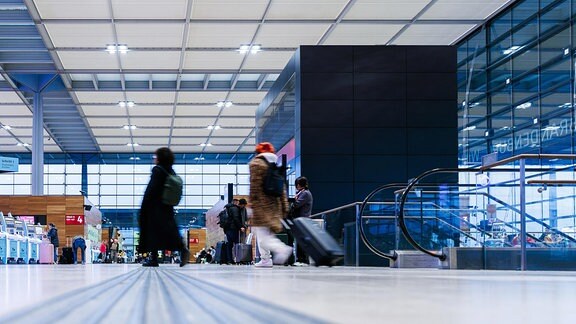 Fluggäste in der Halle von Terminal 1 des Flughafens BER