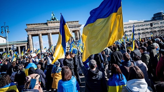 Menschen nehmen an der Solidaritätsdemonstration des Vereins Vitsche «Zusammen Demokratie verteidigen» teil