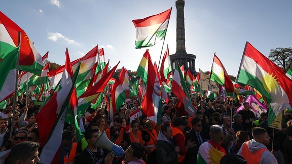 Tausende Menschen demonstrieren aus Solidarität mit den Protestierenden im Iran am Großen Stern mit der Siegessäule