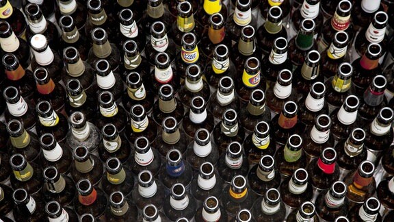 Blick von oben auf Bierflaschen
