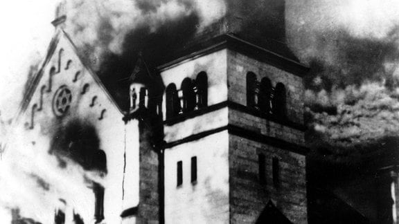 1938 eine brennende Synagoge in Baden- Baden