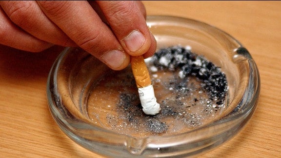 Zigarette wird in einem Aschenbecher ausdedrückt