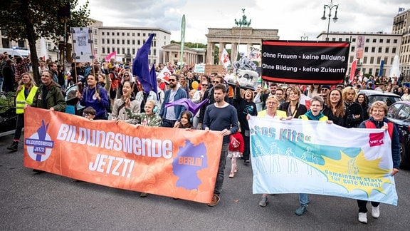 Teilnehmer der bundesweiten Bildungsproteste halten auf dem Pariser Platz vor dem Brandenburger Tor ein Banner mit der Aufschrift "Bildungswende jetzt".