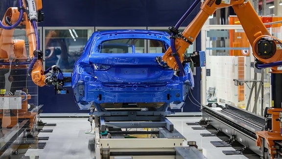 Roboter messen die Lackdicke an einer Karosserie im BMW-Werk Leipzig