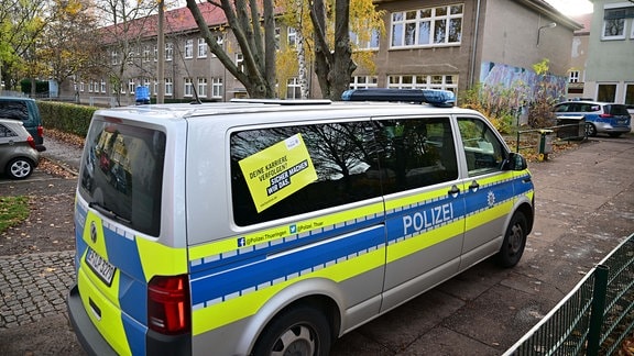Polizeifahrzeuge stehen vor der Erfurter Grundschule am Schwemmbach. Nach Drohungen überprüft die Polizei zwei Erfurter Schulen. 