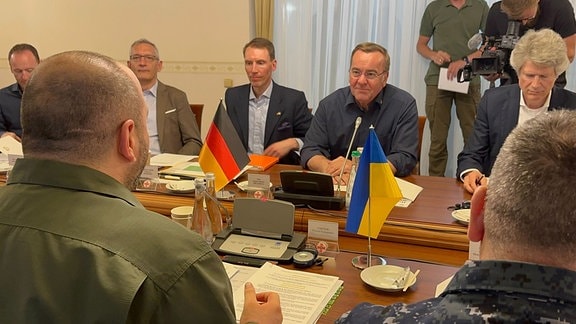 Verteidigungsminister Boris Pistorius trifft sich mit seinem ukrainischen Amtskollegen Rustem Umjerow