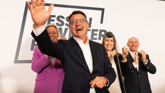 Boris Rhein lässt sich bei der CDU-Wahlparty von seinen Anhängern feiern