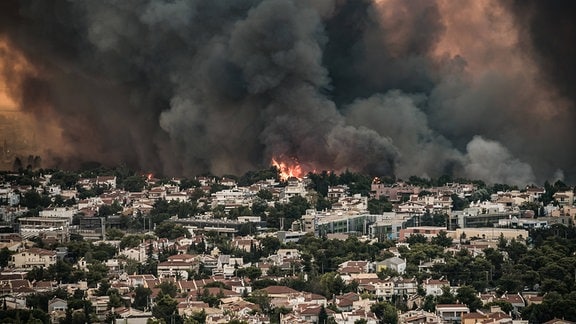 Brand in Ano Varibobi der Gemeinde Acharnes, einem nördlichen Vorort von Athen, am Dienstag, 3. August 2021. Das Feuer brach östlich der königlichen Anwesen Tatoi in Varibobi aus.