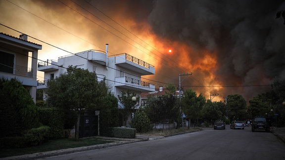 Brand in Ano Varibobi der Gemeinde Acharnes, einem nördlichen Vorort von Athen, am Dienstag, 3. August 2021.